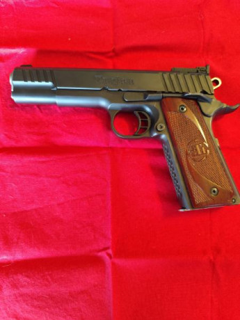 Vendo  extraordinaria 1911, STI TROJAN Cal.9 Pb de 5". 
Como extras, un punto de mira óptico , fiador 01