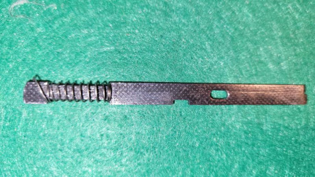 Buenas noches, en armas de fuego lo normal es encontrarse con apenas algún tornillo, en general para sujetar 00