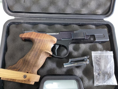 Pistola Fas 602, calibre 22lr.
Es una pistola veterana pero está en buen estado de funcionamiento y conservacion.
1 02