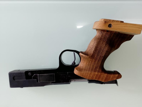 Pistola Fas 602, calibre 22lr.
Es una pistola veterana pero está en buen estado de funcionamiento y conservacion.
1 01