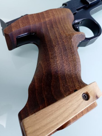 Pistola Fas 602, calibre 22lr.
Es una pistola veterana pero está en buen estado de funcionamiento y conservacion.
1 11