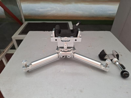 Un compañero del club vende una torreta Seb Mini con 2 saquetes y 2 palos de yoistick. 
Pide 900 euros.
Cualquier 10