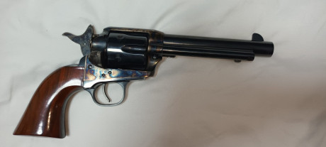 VENDO REVOLVER UBERTI DEL 45 por 
250.-€
Teléfono y WhatsApp 6595227983 Felipe-
Está en Alicante 00