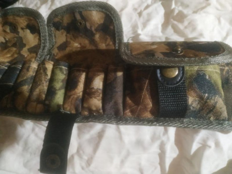 Canana de camuflaje con bolsillos independientes y porta cartuchos de caza calibre 12 está nueva no se 01
