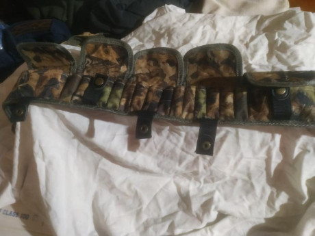 Canana de camuflaje con bolsillos independientes y porta cartuchos de caza calibre 12 está nueva no se 00