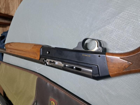 Se vende escopeta Benelli Premium,  bastante ligera  de peso.
Cañon de 66cm
Tiene 4 mobilchoke (2-3-4-5) 22