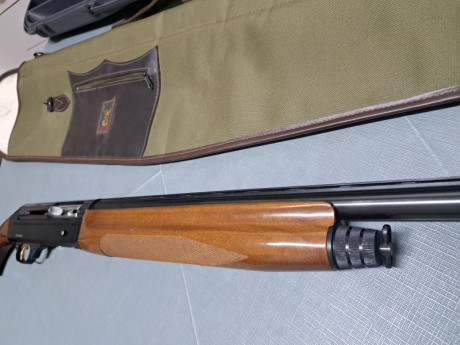 Se vende escopeta Benelli Premium,  bastante ligera  de peso.
Cañon de 66cm
Tiene 4 mobilchoke (2-3-4-5) 21