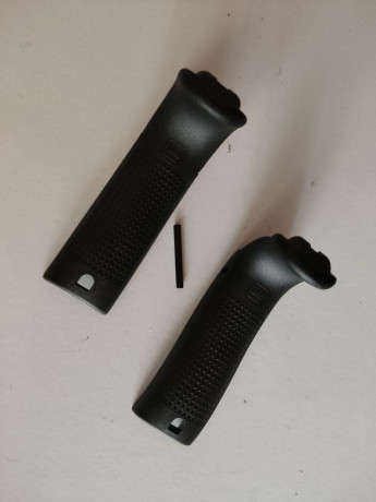 Vendo dos lomos con rabera para empuñadura  Glock .
Uno es talla  M , y el otro talla  L .
Con un pasador.

 01