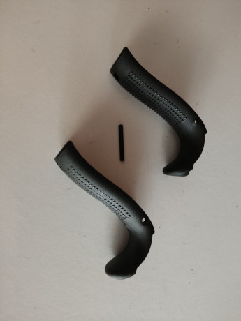 Vendo dos lomos con rabera para empuñadura  Glock .
Uno es talla  M , y el otro talla  L .
Con un pasador.

 00