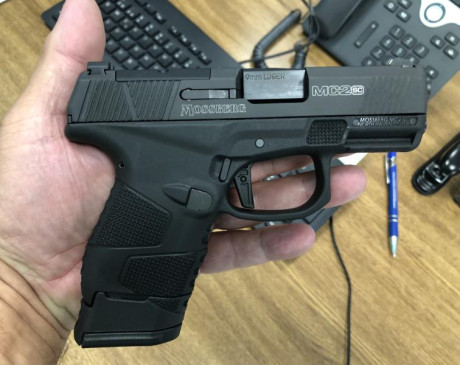 Hola
Vendo pistola guiada en A, como nueva. Con su caja , y dos cargadores uno de 10 y otro de 14 de 9mm. 01