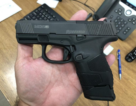 Hola
Vendo pistola guiada en A, como nueva. Con su caja , y dos cargadores uno de 10 y otro de 14 de 9mm. 00