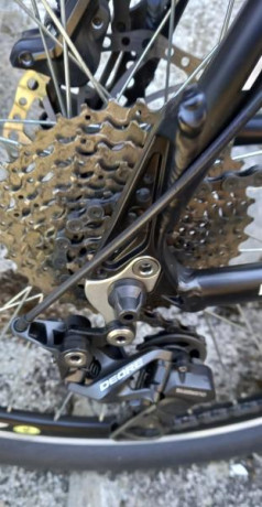 Bicicleta de montaña marca Minali  cuadro de aleación para talla de 1.60 a 1.80  , cambios y desviador 11
