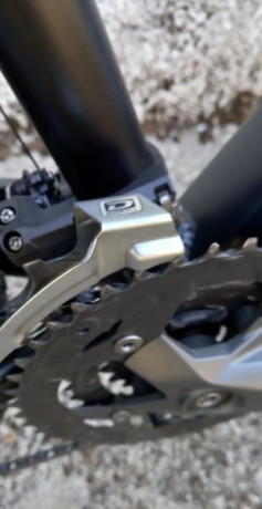 Bicicleta de montaña marca Minali  cuadro de aleación para talla de 1.60 a 1.80  , cambios y desviador 10
