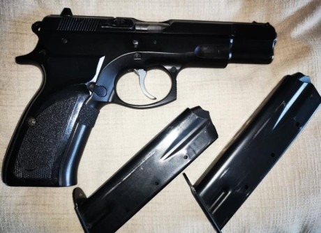 Estoy vendiendo mi pistola CZ 75B de 1997. Guiada en F. Una de las pistolas más icónicas y respetadas 02