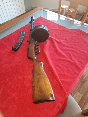 Se vende fusil ametrayador ppsh41 
Cargador largo 
Cargador redondo 
Precio 650€
Más información por privado 01