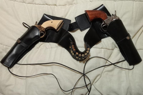 Dos pistoleras de símil cuero negro para revólveres tipo S.A.A., estilo vaquero. Incluye dos fundas para 01