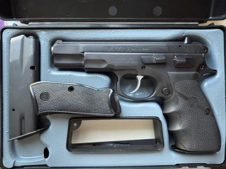 Vendo CZ 75B en perfecto estado . Lleva unas cachas de goma instaladas , se entregan las originales . 01