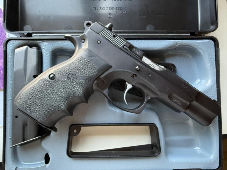 Vendo CZ 75B en perfecto estado . Lleva unas cachas de goma instaladas , se entregan las originales . 00