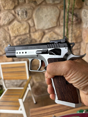 Un amigo pone en venta una pistola tanfoglio force de calibre 9mm y 22 con pocos tiros , se vende con 02