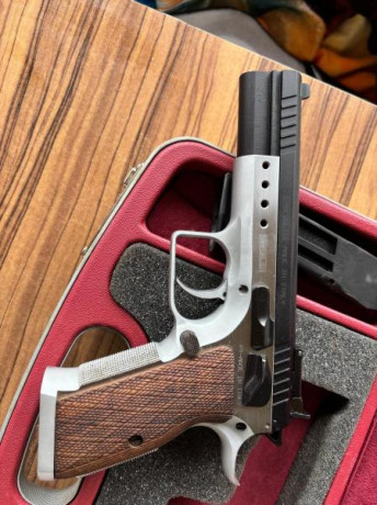 Un amigo pone en venta una pistola tanfoglio force de calibre 9mm y 22 con pocos tiros , se vende con 01