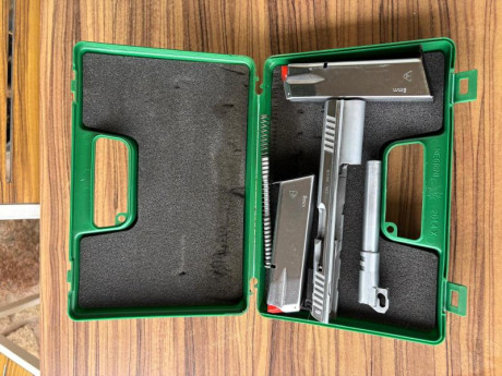 Un amigo pone en venta una pistola tanfoglio force de calibre 9mm y 22 con pocos tiros , se vende con 00
