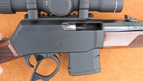 calibre: .300 Blk o 223 (prohibido es España)
Acepta cargadores tipo "AR"/M16/M4... En las fotos 00