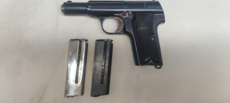 Vendo pistola Astra 300 calibre 9 c/380 auto.
Está guiada en A. Pavón original y funcionamiento como un 60