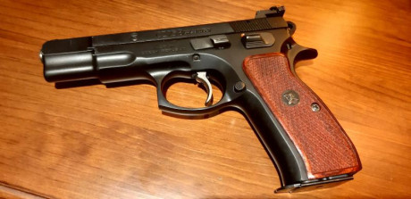 En venta pistola CZ85 cuidada. Tiene anulado seguro de aguja y la doble accion. Lleva tornillo de ajuste 01