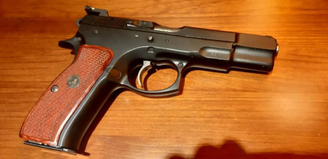 En venta pistola CZ85 cuidada. Tiene anulado seguro de aguja y la doble accion. Lleva tornillo de ajuste 00