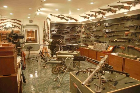 Aquí os dejo 3 fotos de lo que he encontrado de la colección de armas del que fuera presidente de la NRA
Si 02