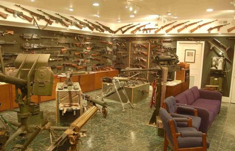 Aquí os dejo 3 fotos de lo que he encontrado de la colección de armas del que fuera presidente de la NRA
Si 01
