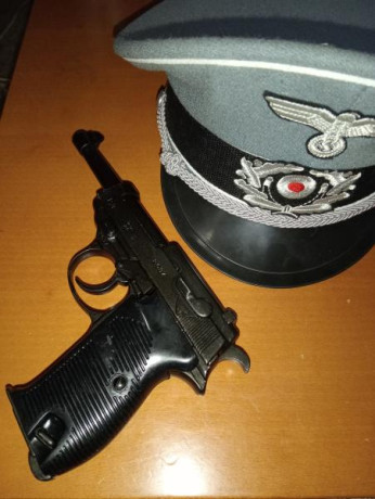 Vendo pistola P38 réplica DENIX, calibre 9mmP. Cierre, martillo y gatillo funcionales. 50€. Las GORRAS 01
