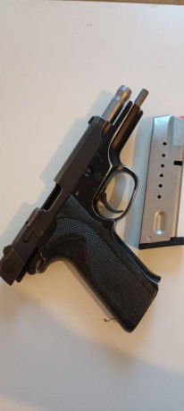 Se vende S&W modelo 915.
Con un cargador de 15 cartuchos.
Guiada en F.
El desgaste de pavón es por 01