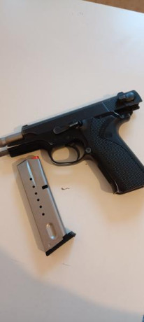 Se vende S&W modelo 915.
Con un cargador de 15 cartuchos.
Guiada en F.
El desgaste de pavón es por 00