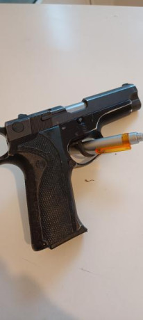 Se vende S&W modelo 915.
Con un cargador de 15 cartuchos.
Guiada en F.
El desgaste de pavón es por 11