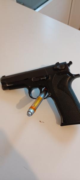 Se vende S&W modelo 915.
Con un cargador de 15 cartuchos.
Guiada en F.
El desgaste de pavón es por 10