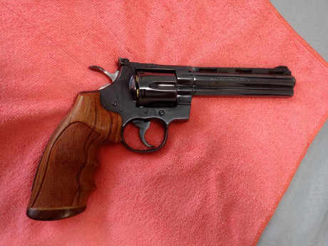 Buenas a todos!! Pongo ala venta revolver colt python de 6 pulgadas en un estado super ajustado i con 130