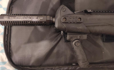 Se vende rifle Beretta Cx4 Storm, calibre 9 mm, con barrel shroud original Beretta y empuñadura táctica 01