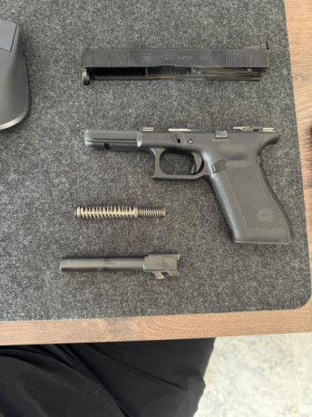 Se vende Glock 15 5ª Gen. Muy poco uso, se vende por no practicar la actividad deportiva.
Dos cargadores, 01