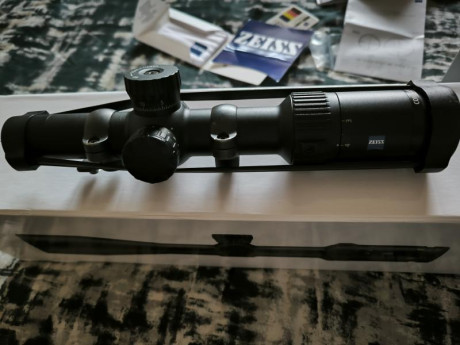 Vendo visor Zeiss Conquest V4 1-4x24 RI en perfecto estado. Incluye caja original y accesorios. 

Aumentos: 02