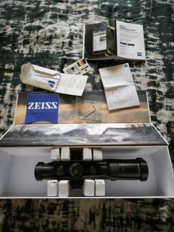 Vendo visor Zeiss Conquest V4 1-4x24 RI en perfecto estado. Incluye caja original y accesorios. 

Aumentos: 01
