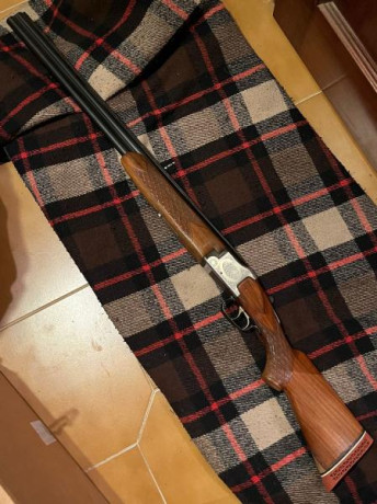 Hola, vendo Laurona superpuesta 12/70, con 1 y 3 estrellas chokes fijos y un peso de 3,45kg. Cromo negro, 00