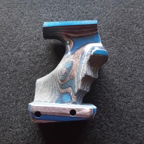  20250721_215744.jpg Vendo cachas "BLUE ANGEL" talla "L" para Walther GSP, compradas 00