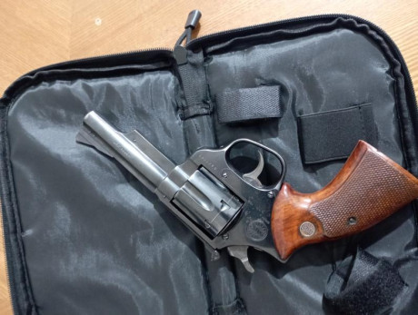Se vende revolver Astra 357 de 4 pulgadas en perfecto estado. Urge venta 190€. El arma está en Pontevedra. 02