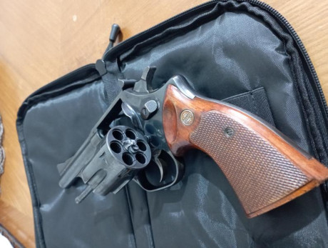 Se vende revolver Astra 357 de 4 pulgadas en perfecto estado. Urge venta 190€. El arma está en Pontevedra. 01