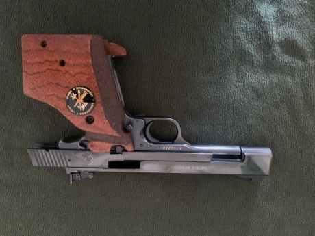 Buenos días compañeros de armas,

Tengo una S&W Modelo 41 que compré de segunda mano y que va bastante 60