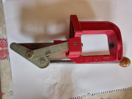 Se vende prensa mono estación marca LEE en muy buen estado
Es de acero no de aluminio , 

Envío a medias 00