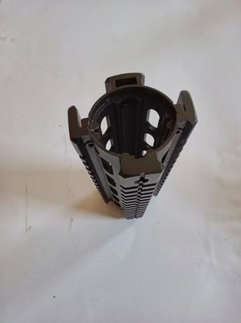 Se vende guardamanos de cuatro carriles picatinny para AR15 
Es de aluminio y está en buen estado
Precio 00