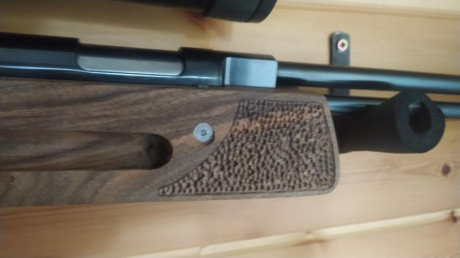 Bueno, aquí os dejo mi segundo trabajo en nogal para mí hw97k que solo uso para tiro en galería,tenía 21