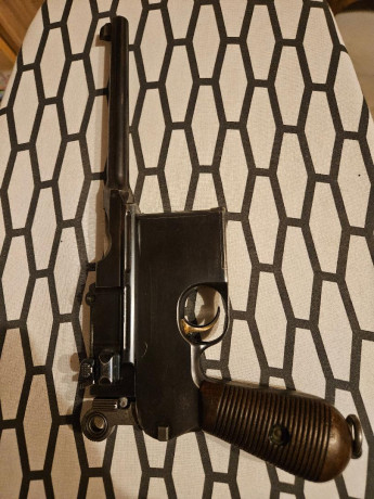 VENDO MAUSER C96 CON 8 PEINES Y FUNDA DE MADERA POR 1800 EUROS. TOTALMENTE OPERATIVA Y CON NUMEROS DE 01